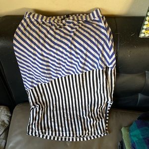 Striped two tone fitted skirt.
